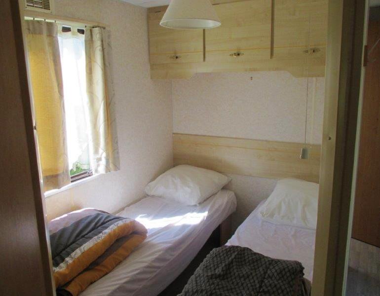 chambre avec deux lits simples séparés - Camping Europa - Saint Gilles Croix de Vie