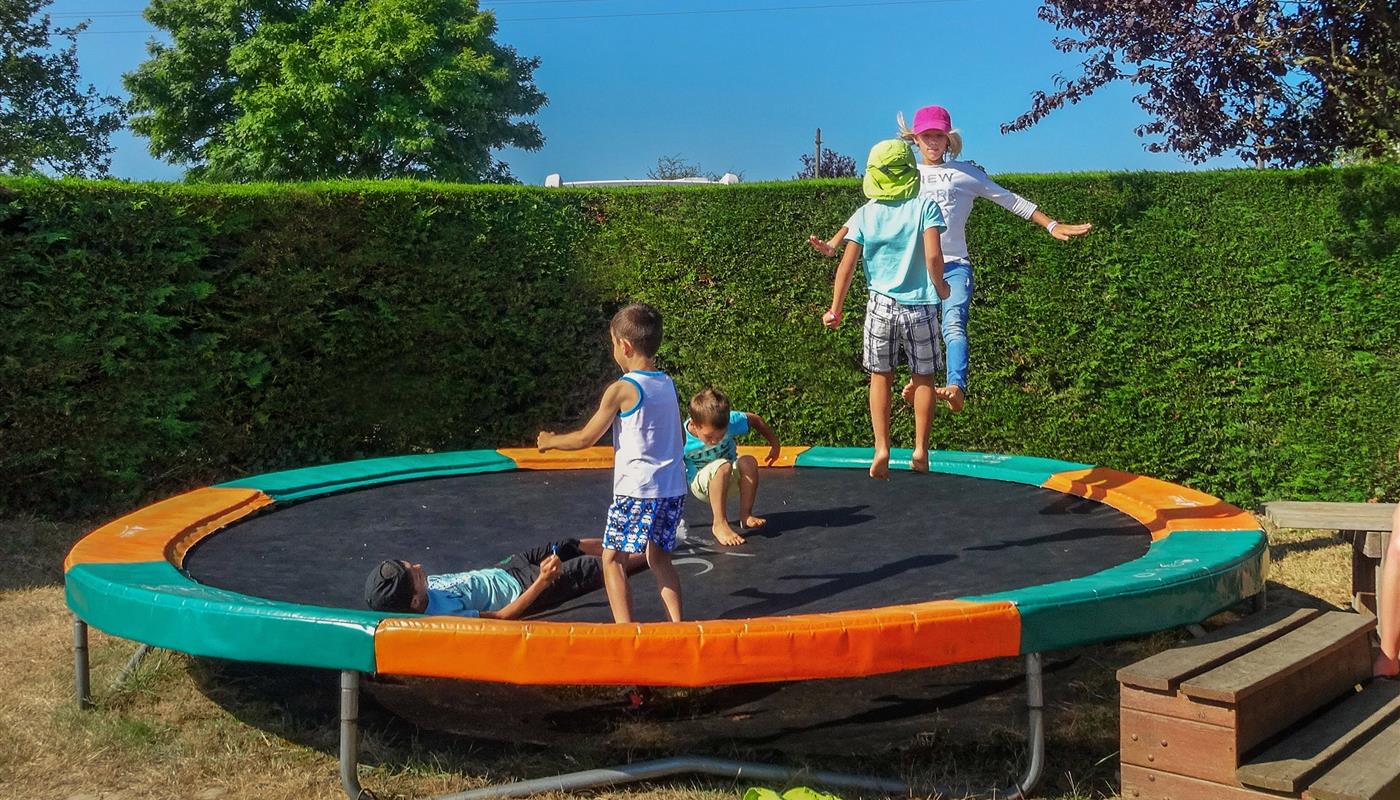 trampoline pour les petits  - Camping Europa - Saint Gilles Croix de Vie